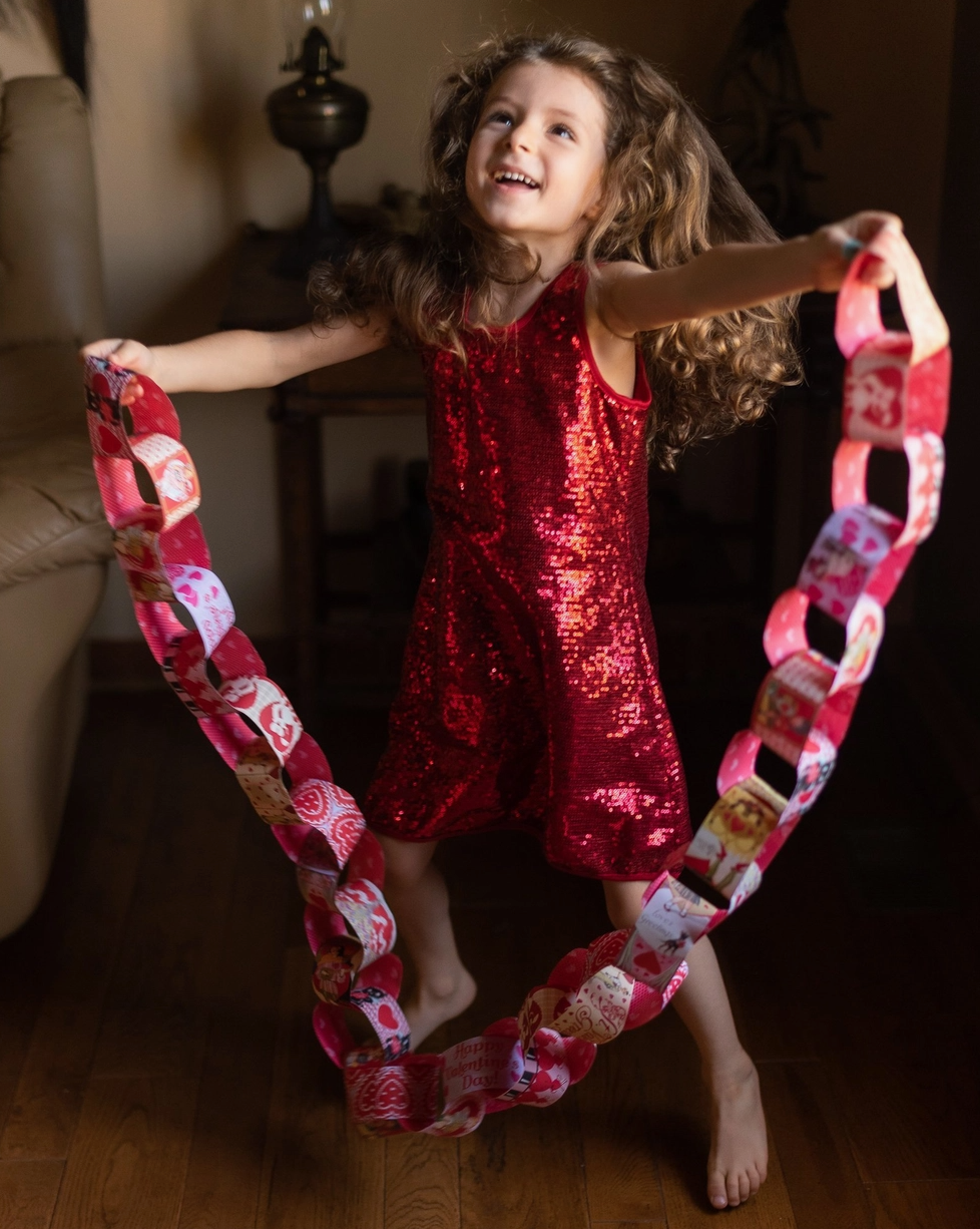 Load image into Gallery viewer, Valentine Paper Chain
